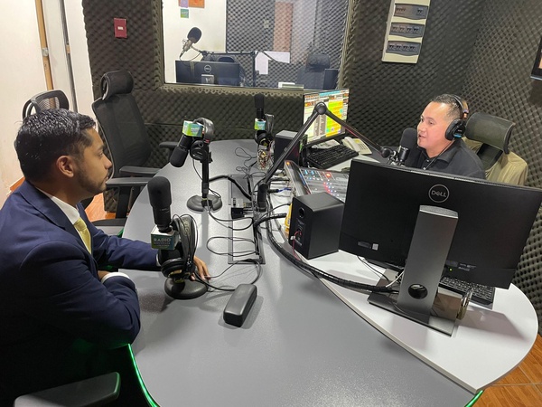 A la izquierda, el abogado y defensor local de Mejillones, Marcelo Robles Huenchuqu&eacute;n, durante su visita a los estudios de radio "La Rinconada" 94.3FM
