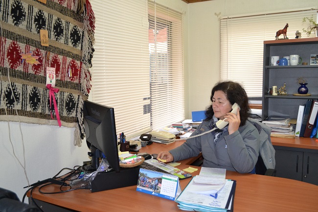 La facilitadora intercultural Tatiana Alegría en la Defensoría Penal Mapuche de Nueva Imperial.