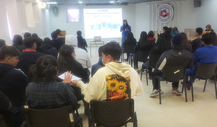 La defensora pública juvenil de Calama continúa realizando diálogos participativos con adolescentes.