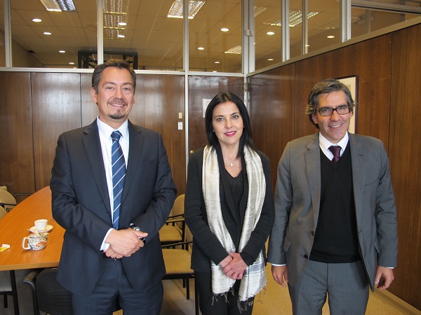Patricia Pérez fue recibida por el Defensor Regional, Claudio Pérez, y por el jefe de Estudios, Fernando Alliende.