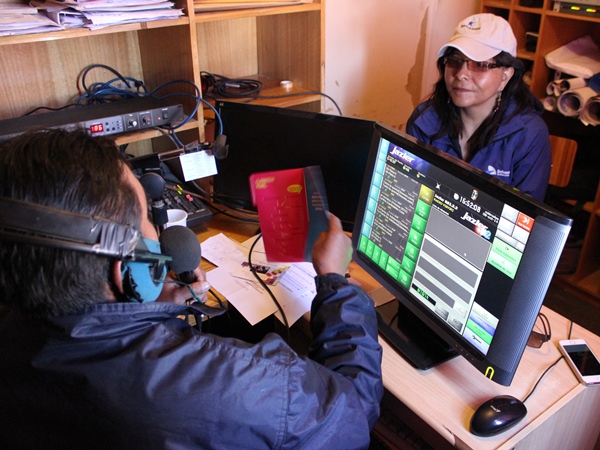 La facilitadora intercultural de Arica y Parinacota, Inés Flores, difundiendo la defensa especializada indígena en la radio de Visviri.