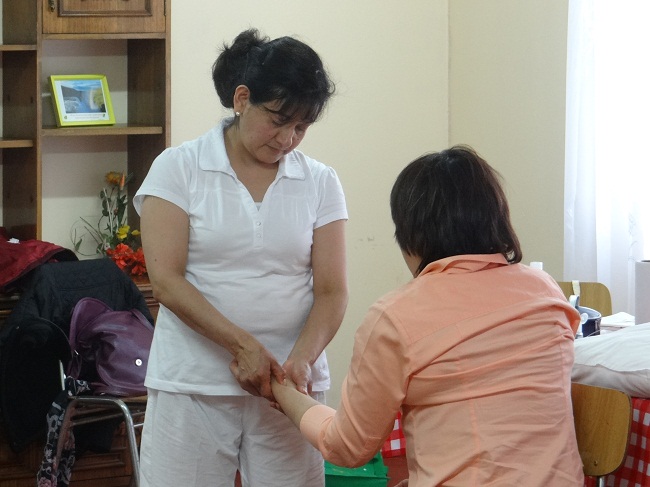 Interna del complejo penitenciario recibe un masaje de relajación de la terapeuta corporal Rebeca Garófalo.