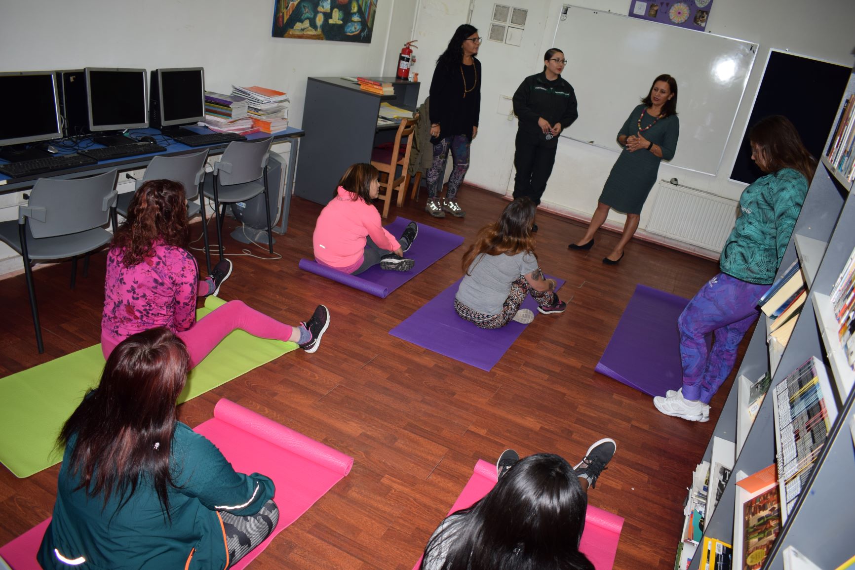 Priscila Bernal, instructora de yoga, dió incio al taller junto a la teniente Victoria Contreras y a Orietta Rodríguez. 