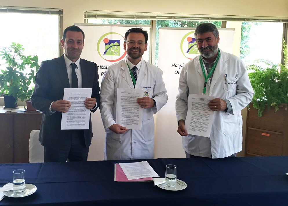 El Defensor Regional Metropolitano Norte, Carlos Mora, y el director del Hospital de Putaendo, doctor Jaime Retamal, tras firmar el convenio.