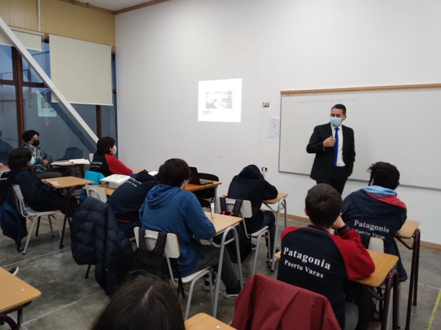 Claudio Herrera conversó con más de 30 alumnos de cuarto medio del colegio "Patagonia" de Puerto Varas.