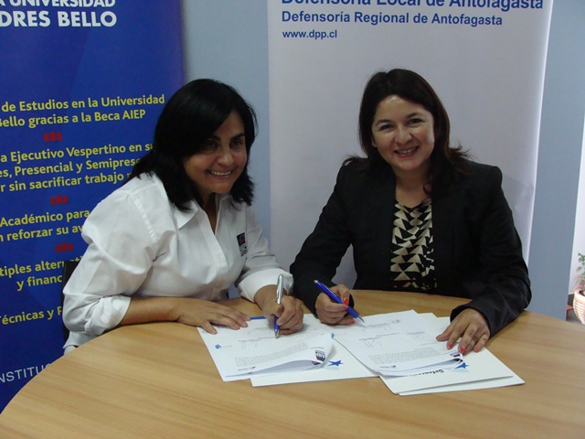 La Defensora Regional junto a la directora de la sede de AIEP en Antofagasta, Luz Hun.