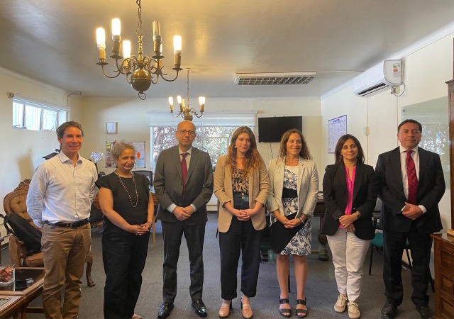 Los Defensores Regionales Metropolitanos Daniela B&aacute;ez y Renato Gonz&aacute;lez, con autoridades del nuevo servicio de Reinserci&oacute;n Social Juvenil.