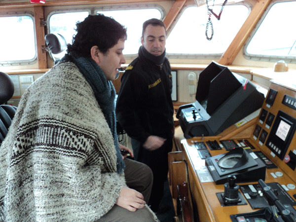 El Defensor Local de Cisne, Sebastián Lagos, se trasladó por barco desde Puerto Chacabuco hasta Melinka.