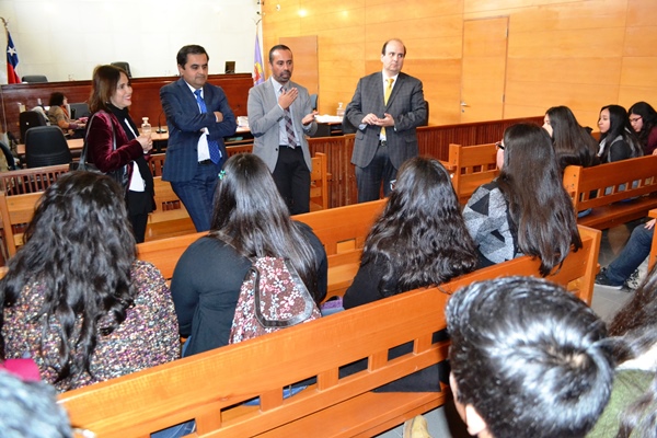 Un ameno diálogo sostuvieron los alumnos con el defensor penal público y el fiscal al concluir un juicio oral.