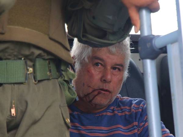 (Fotografía: Francisco Manríquez) Rigoberto Orellana Jeneral captado tras ser bajado del carro policial durante la protesta pesquera. 
