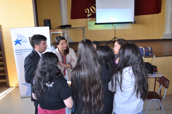 En la charla participaron el defensor penal juvenil Eugenio Sáez y la asistente social María Paz Sandoval.