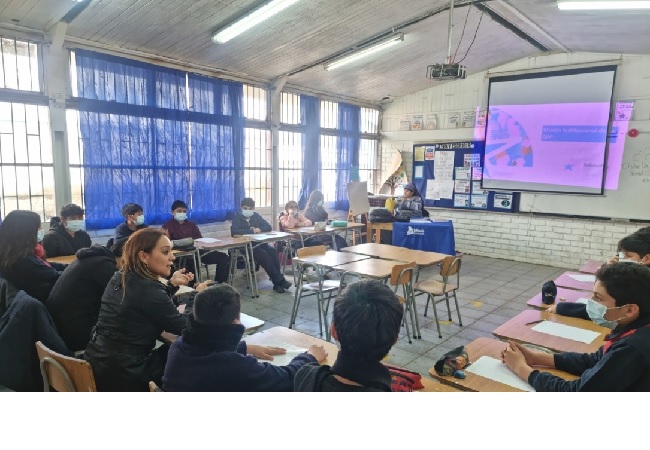 La profesional de la Defensoría Regional de Ñuble conversó con alumnas y alumnos de la escuela "Quilamapu" de Chillán.