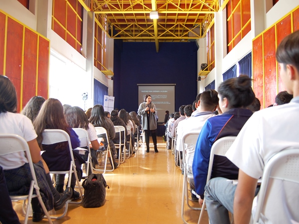 La defensora pública juvenil Natalia Andrade expuso ante los estudiantes del colegio de Alto Hospicio. 