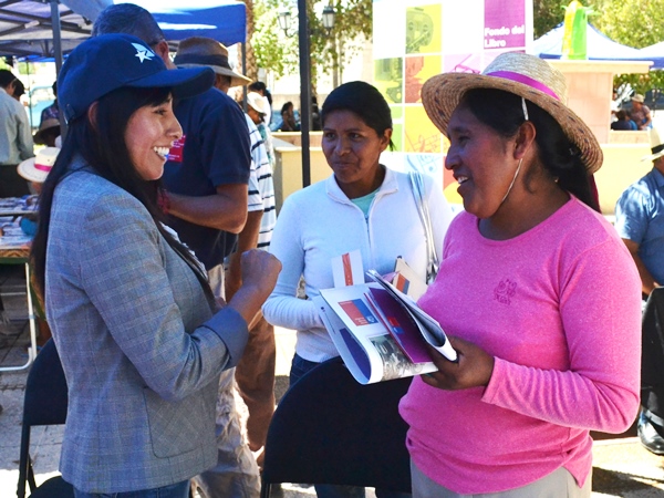  La Facilitadora Intercultural de la Defensoría en plena conversación con mujeres agricultoras.