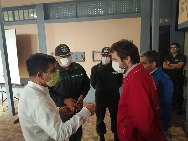 Fernando Alliende (de azul) destacó que 21 personas cambiaron la prisión preventiva por arresto domiciliario en la zona de Aconcagua.