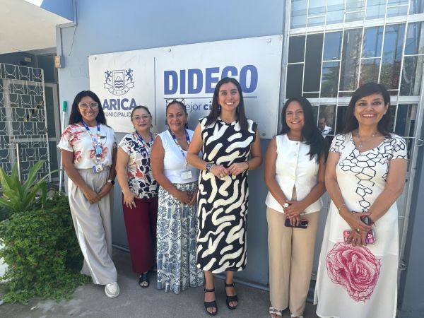 Equipo de la Defensor&iacute;a Regional junto a profesionales de DIDECO de la Municipalidad de Arica, en reuni&oacute;n de coordinaci&oacute;n.