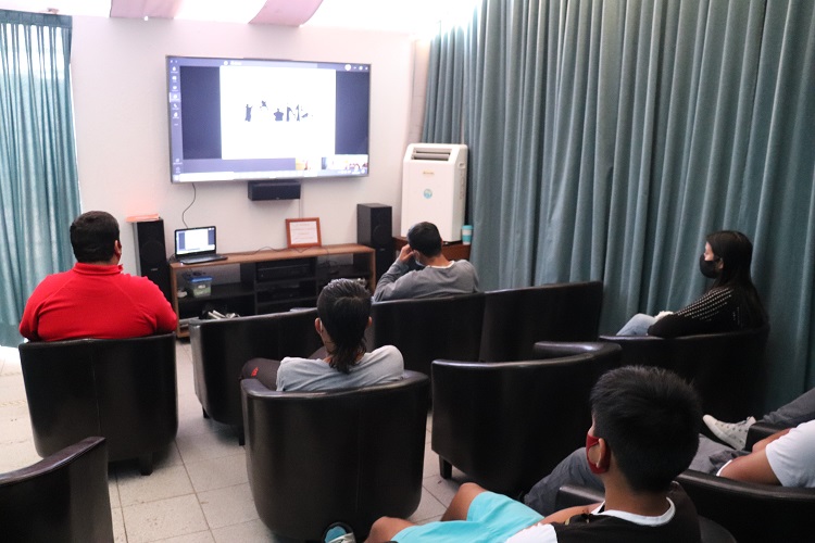 En la sala de cine del CIP-CRC de Antofagasta se desarrolló la charla virtual del defensor juvenil y la psicóloga.