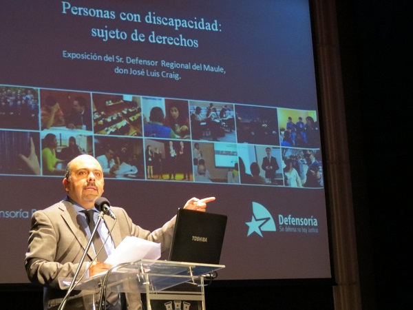 El Defensor Regional del Maule, José Luis Craig, durante su exposición en el seminario organizado en San Javier.