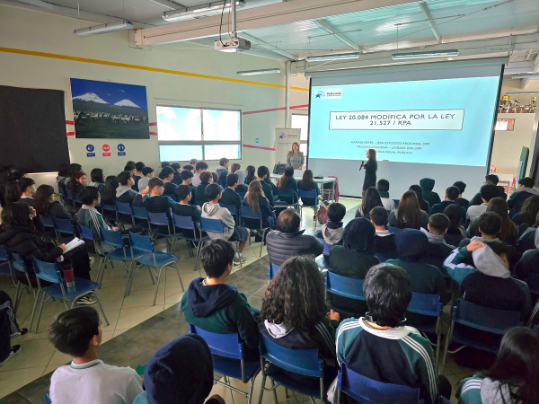 Cerca de 60 alumnos asistieron a la charla ofrecida por la Defensoría Regional de Tarapacá.