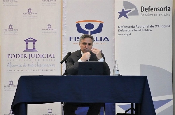 La charla estuvo a cargo del abogado y académico Francisco Cox.