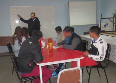 Los jovenes internos del CIP de Paipote observaron atentos la charla del defensor públoco juvenil de Atacama, Ángel Guerrero.
