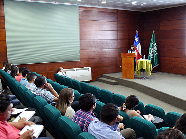 La Defensora Regional Viviana Castel durante su clase expositiva en la Escuela de Carabineros.
