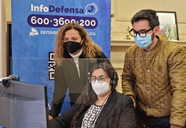 'InfoDefensa' comenzó en la DPP de Ñuble. Viena Ruiz-Tagle (directora administrativa), Viviana Sandoval (asistente) y Felipe Fernández (informático).
