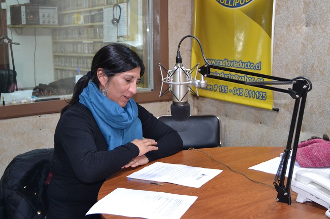 La facilitadora intercultural Blanca Caniulen durante la entrevista en radio "Viaducto", en la zona de Malleco.