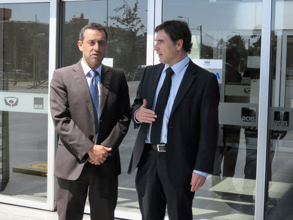 El Defensor Regional, Carlos Mora (izquierda), a la salida de la visita que realizó ayer al Fiscal Regional Metropolitano Norte, Andrés Montes.