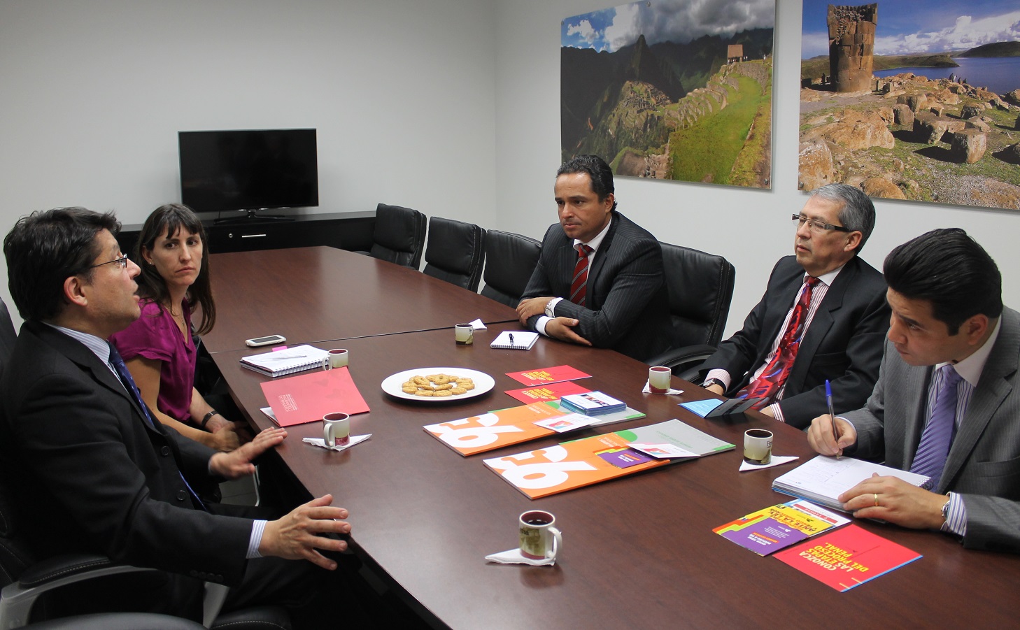 Gabriel Carrión y Francisca Sellés, de la DRMN, reunidos con los cónsules del Perú, José Antonio Torrico, Alejandro Riveros y Pedro Ramírez.