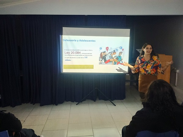 La abogada de Estudios Daniela Larraguibel expuso ante 60 estudiantes de primeros y segundos medios.