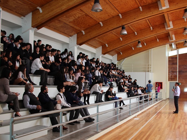 Más de 120 alumnos participaron de la charla del defensor público Felipe Martínez en el Instituto Humanidades de Concepción. 