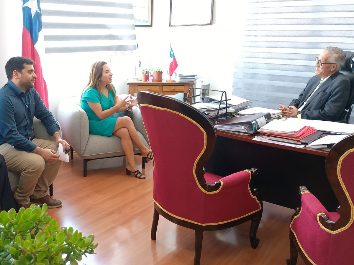 Dos de los directivos de la Defensor&iacute;a junto al alcalde de Taltal, Mario Acu&ntilde;a.