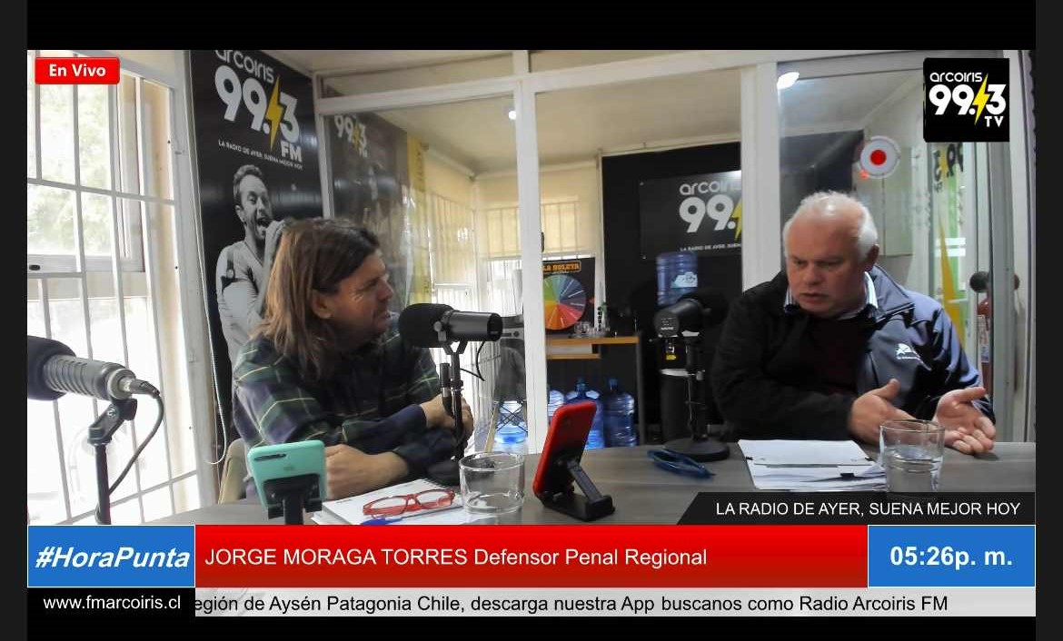 El Defensor Regional de Aysén, Jorge Moraga Torres, durante la entrevista en radio "Arcoiris" FM de Coyhaique.