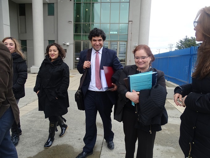 El abogado Ricardo Cárdenas junto a la jefa de Estudios de la Defensoría Regional, Verónica Reyes, a la salida del tribunal.