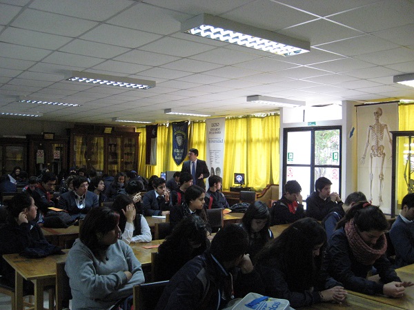 Los alumnos del Liceo Eduardo de la Barra de Valparaíso se mostraron interesados en conocer sus derechos y deberes.