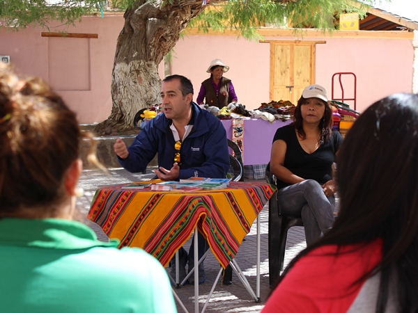 El jefe de Estudios de Arica y Parinacota, Sergio Zenteno, y la facilitadora intercultural, Inés Flores, durante la charla ante la comunidad de Codpa.