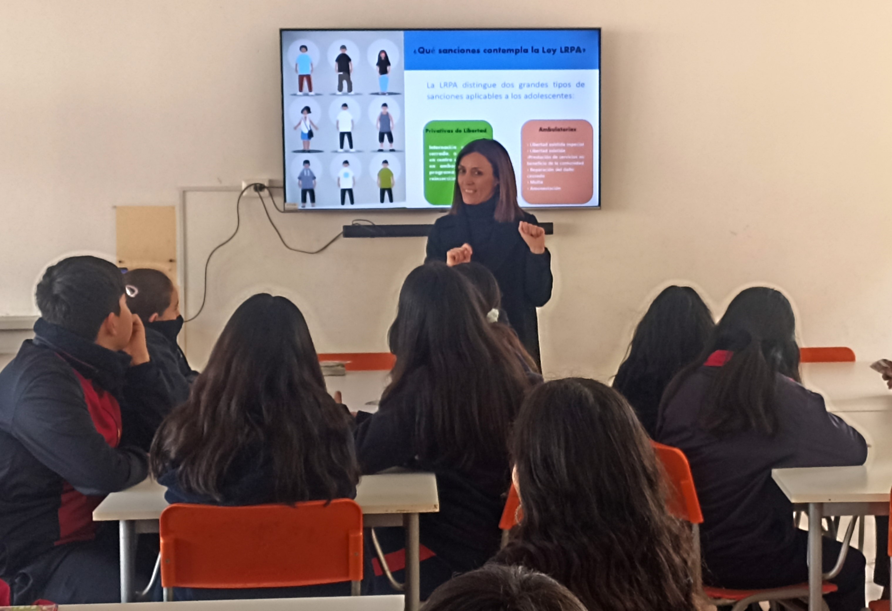 Estudiantes de séptimos y octavos básicos del establecimiento participaron en la charla.