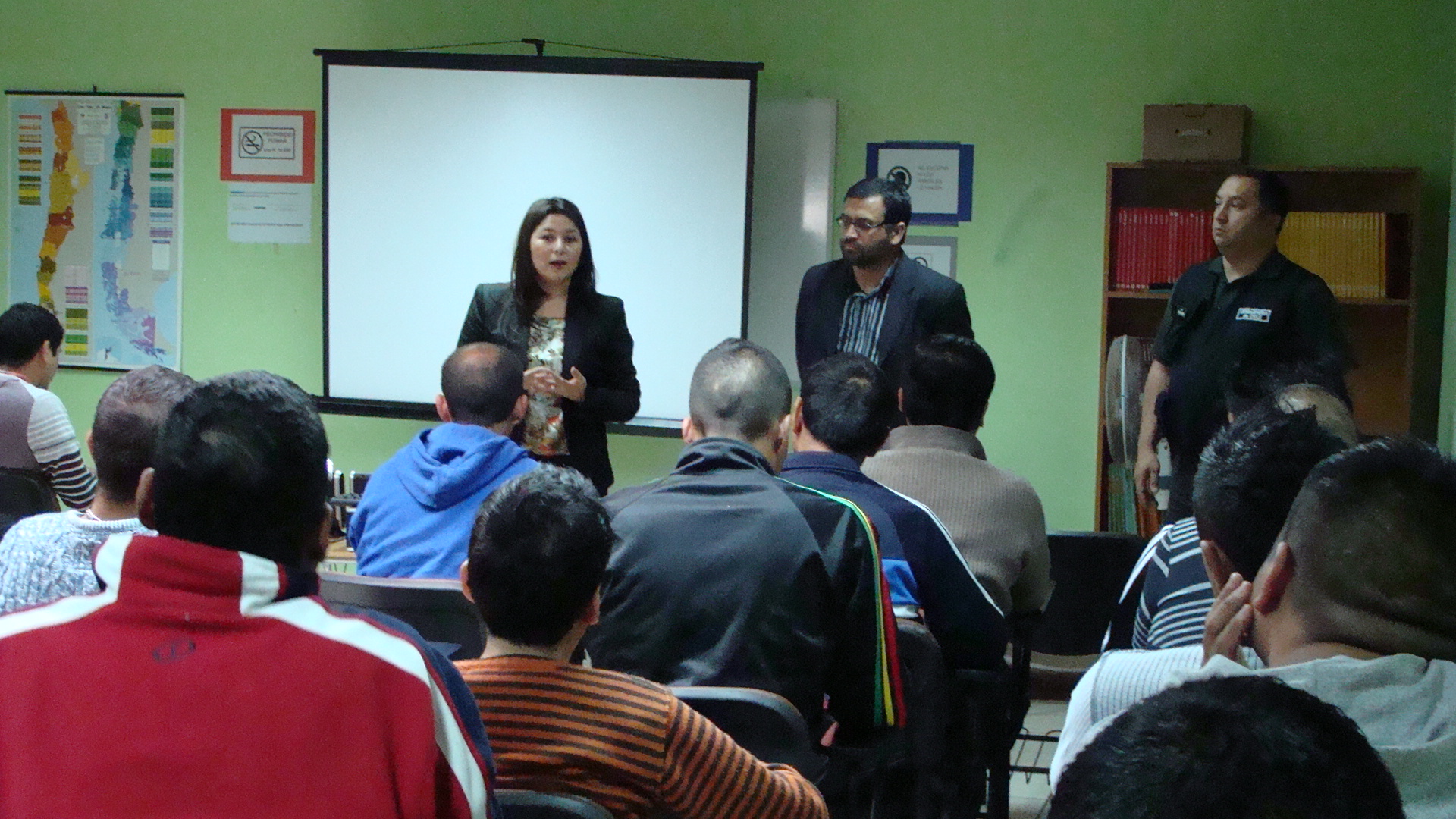 La Defensora Regional, el jefe (S) de Estudios y la encargada regional de la UAGD desarrollaron el diálogo participativo.