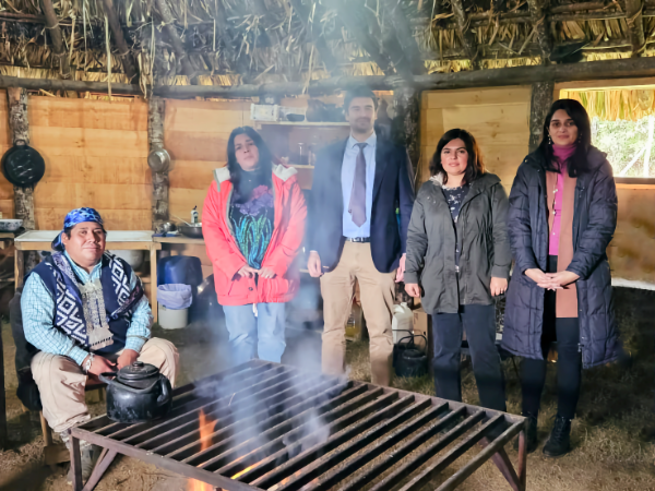 El machi Crist&oacute;bal Tremigual junto al equipo de la Defensor&iacute;a y a la abogada Milena S&aacute;nchez, del INDH. 