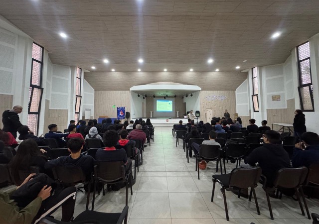 El defensor penal juvenil Cristian Esquivel durante la charla para los alumnos del liceo "Dar&iacute;o Salas".