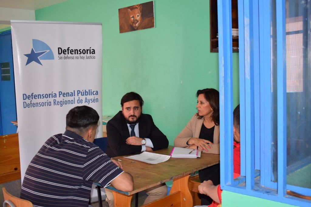 Israel Villavicencio, defensor juvenil, y Orietta Rodríguez, trabajadora social, se reunieron con los adolescentes recluidos.