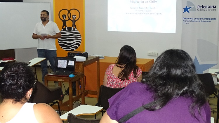 El jefe de Estudios de la Defensoría Regional de Antofagasta, Ignacio Barrientos, durante el taller para perioidistas.