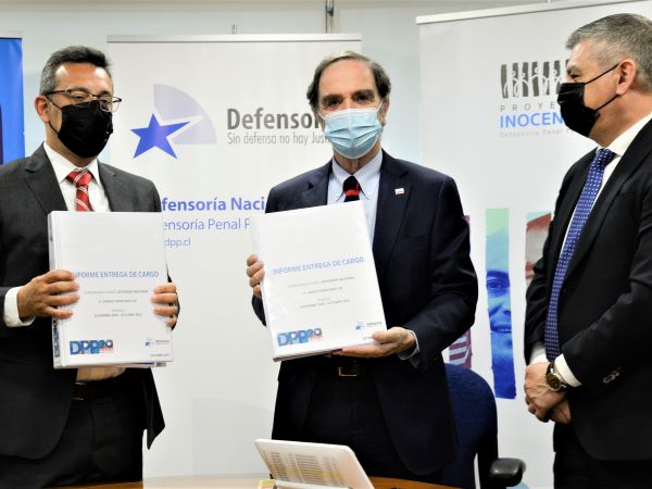 Carlos Mora (izquierda) al asumir el cargo, acompañado por el ministro de Justicia, y por el saliente Defensor Nacional (s), Marco Montero.