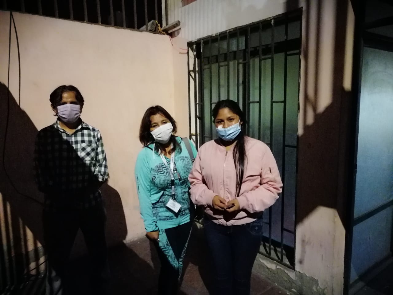 Jeannette G. (a la derecha), junto a Inés Flores, al llegar al albergue temporal ofrecido por la comunidad aymara.