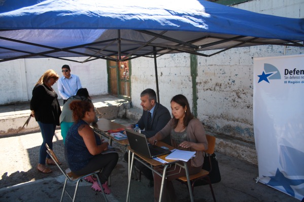 El Defensor Regional de Atacama, Raúl Palma Olivares, y la asistente social Yasna Contreras atienden las consultas de interna del CCP de Copiapó.