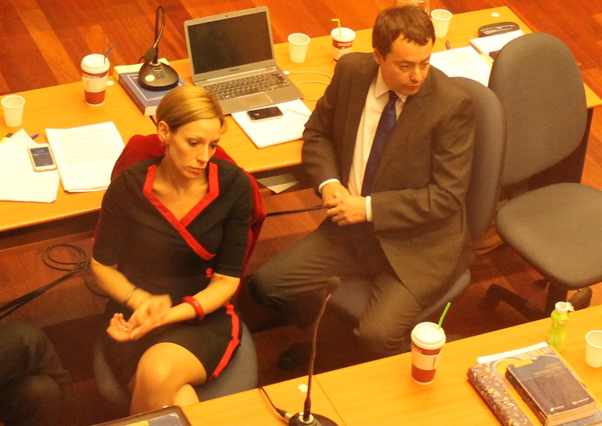 Defensores Alicia Corvalán y Pablo Sanzana escuchan a Johaziel Jamett, uno de los imputados beneficiados por la suspensión condicional.
