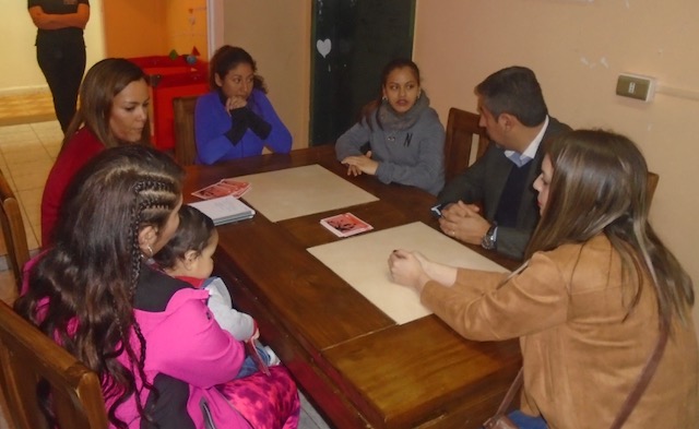 El equipo de la Defensoría Regional de Atacama conversa con las mujeres de la sección lactantes del CCP de Copiapó.
