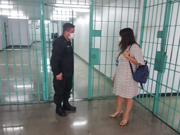 La Defensora Regional Metropolitana Sur, Loreto Flores, constató en terreno la situación de los internos del penal Santiago Uno.