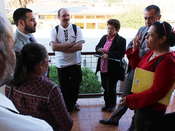 Los defensores públicos con representantes de colonias peruana y colombiana en Arica.